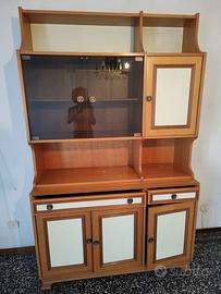 Credenza in legno con vetrina