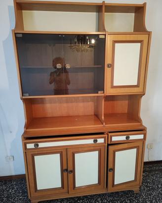Credenza in legno con vetrina