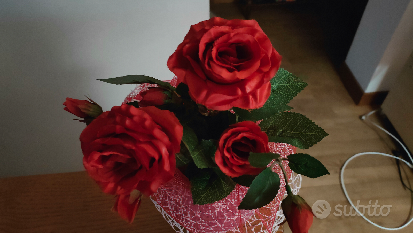 Rose rosse finte in vaso rosa - Arredamento e Casalinghi In vendita a  Pistoia