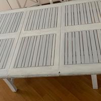 Tavolo panca e 5 sedie da regista. Il tavolo apert