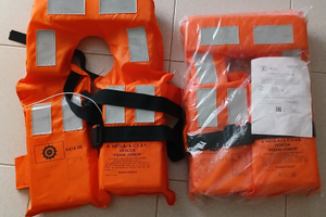 Giubbotti(3) di salvataggio nautico