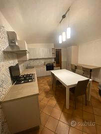 Cucina con elettrodomestici