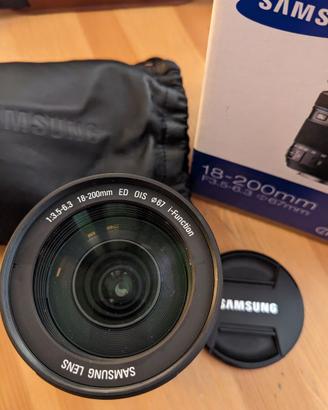 Obiettivo Samsung nero 18-200mm NX Mount perfetto