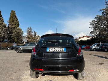 Lancia Ypsilon Hybrid Firefly Gold BLU NOTTE