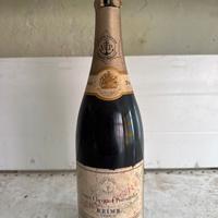 Bottiglia vino champagne veuve con capsula