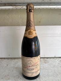 Bottiglia vino champagne veuve con capsula