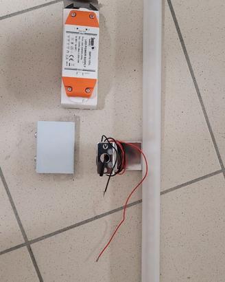 Lampada LED tubolare per specchio bagno