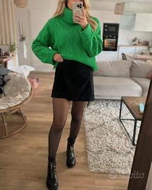 Maglione verde con collo alto