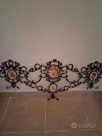 vecchio attaccapanni in ferro battuto da appendere