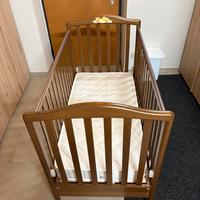 Lettino in legno con sponde per bambini