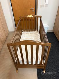 Lettino in legno con sponde per bambini