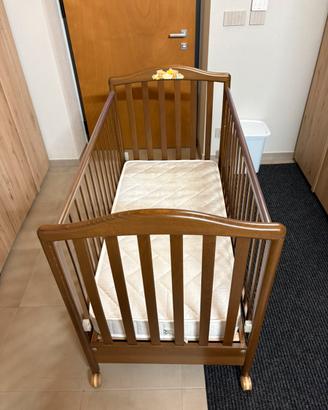 Lettino in legno con sponde per bambini