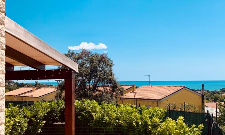 Last minute a Sirolo, appartamento con giardino