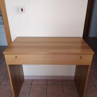 Scrivania classica in legno color noce chiaro