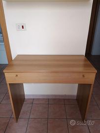 Scrivania classica in legno color noce chiaro