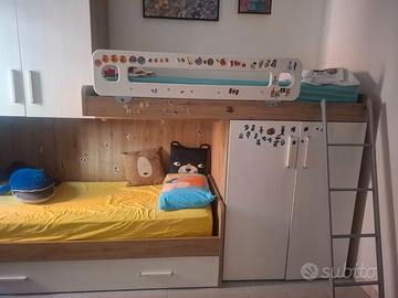 Letto a treno per bambini con armadi inclusi