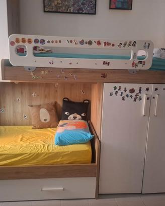 Letto a treno per bambini con armadi inclusi