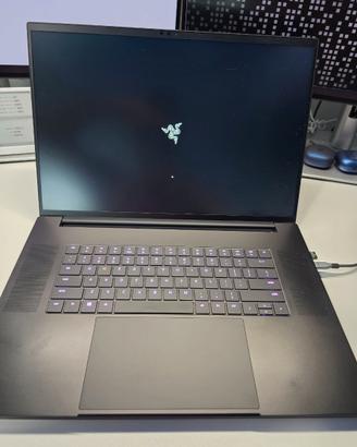 Razer Blade 18 i9 RTX 4070 64GB 1TB 240Hz ENG