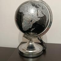 Mappamondo nero e argentato da esposizione 