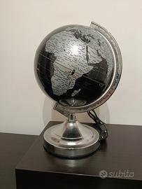 Mappamondo nero e argentato da esposizione 