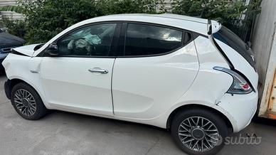 Lancia Y Ypsilon sinistrata