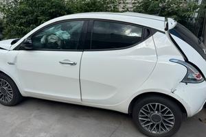 Lancia Y Ypsilon sinistrata