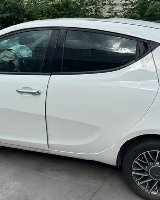 Lancia Y Ypsilon sinistrata