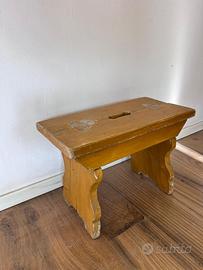 Sgabello antico in legno laccato giallo ocra