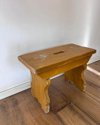 Sgabello antico in legno laccato giallo ocra