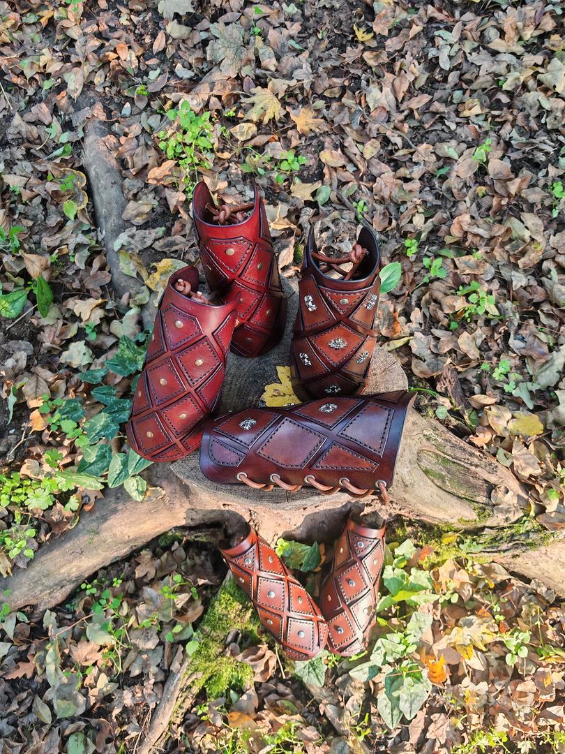Parabracci in cuoio goffrato, marroni o neri – Larp e Rievocazione