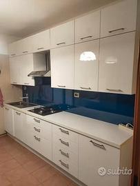 Cucina con elettrodomestici