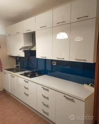Cucina con elettrodomestici