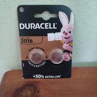 un blister con due pile Duracell cr 2016
