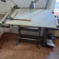 Tavolo da disegno per geometra con tecnigrafo
