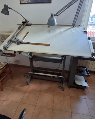 Tavolo da disegno per geometra con tecnigrafo
