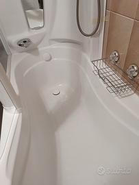 Vasca Teuco con box doccia integrato.