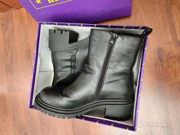 Stivaletti neri n. 40