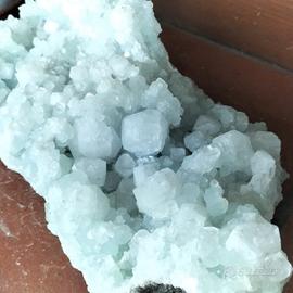 Cluster di cristalli di apofillite verdina 