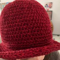 Cappello rosso in filato - lavorazione uncinetto
