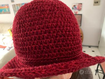 Cappello rosso in filato - lavorazione uncinetto