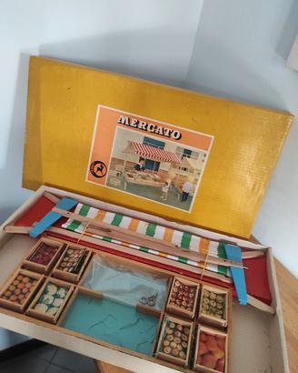 bancarella mercato vintage in legno