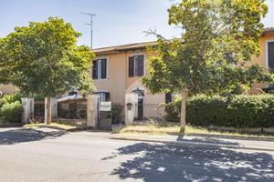 VILLA A SCHIERA CENTRALE A ORIOLO ROMANO