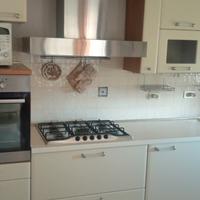 Bella   cucina completa di elettrodomestici 