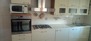 Bella   cucina completa di elettrodomestici 