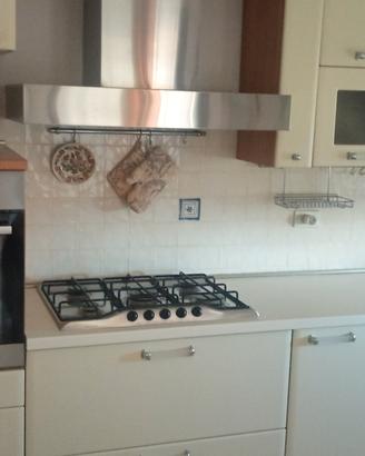 Bella   cucina completa di elettrodomestici 