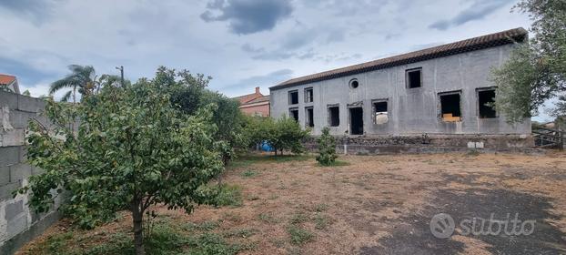 Cannizzaro:terreno edificabile mq. 4000+ 2 rustici