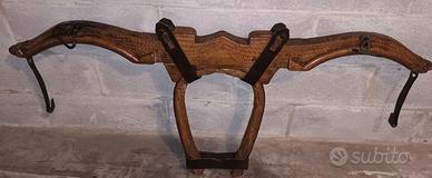 Antico giogo in legno 