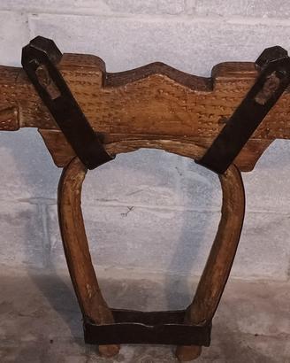 Antico giogo in legno 