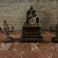 Trittico d’epoca orologio da tavolo con candelieri