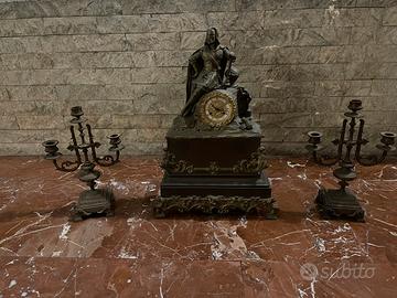Trittico d’epoca orologio da tavolo con candelieri